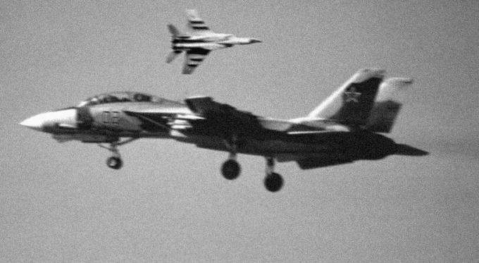 Переданный Ираном истребитель-перехватчик F-14A Tomcat во время совместных испытаний с МиГ-25; Кубинка, 1983 год