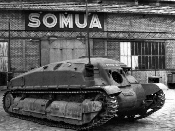 Опытный образец SOMUA SAu 40 на заводском дворе. Если на него установить башню APX 4 и 75-мм орудие SA 35, то получится тот самый 20-тонный танк, который проектировался для французской пехоты