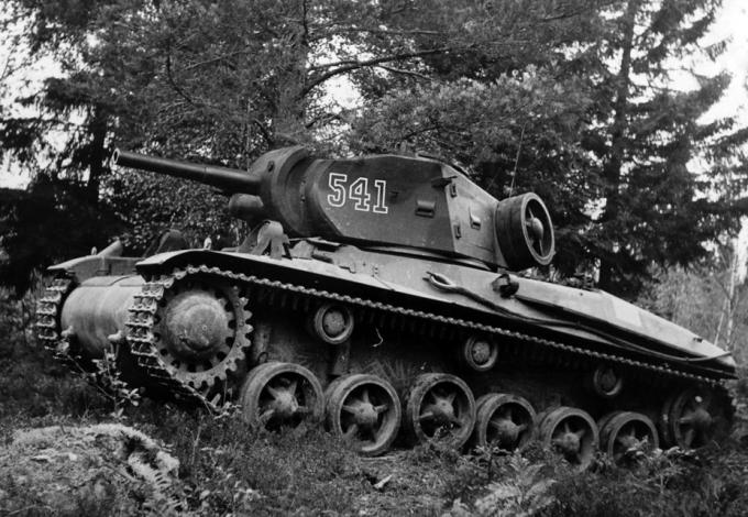 Strv m/42 ТМ на учениях, 1943 год. По ряду причин службу экипажей на этих танках в первые несколько лет легкой назвать было нельзя