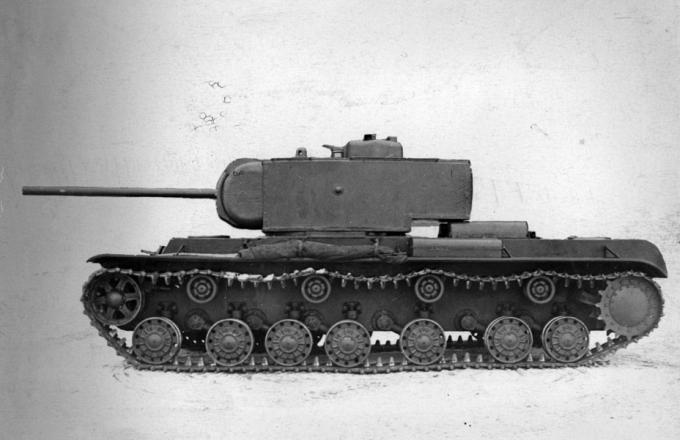 Т-220, вид слева. Башня нового танка явно сделана по мотивам «пониженной башни» КВ-2