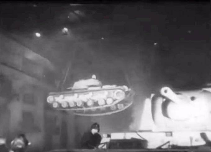 Отремонтированный Т-220 в цеху завода №371, зима-весна 1942 года. Кадр из кинохроники «Ленинград в борьбе», 1942 год