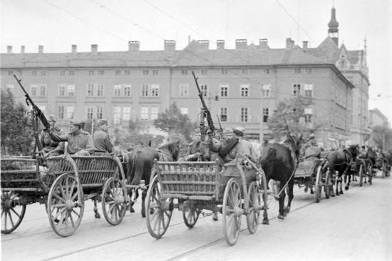 Подразделения советских войск на одной из улиц освобожденного города Сегед, 1944 г.