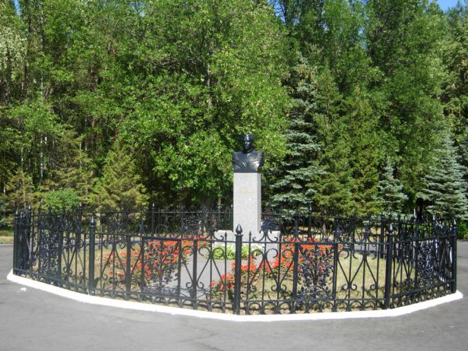 Могила и бюст Мусы Гареева в Парке Победы в Уфе