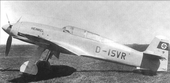 Третий прототип Не-100 УЗ (Werk Nummer 1903, регистрационный код «D-ISVR»), подготовленный для установлении мирового рекорда скорости, на аэродроме Росток-Мариенех, лето 1938 года.http://coollib.com/b/308642/read