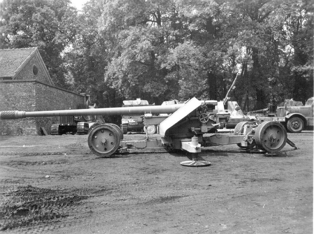 128 мм противотанковой пушкой PaK 44.