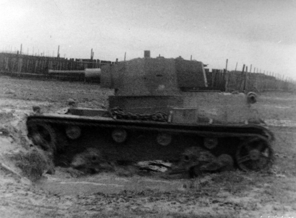 Ров шириной 1,6 метра и глубиной 0,5 метра польский танк преодолеть не смог