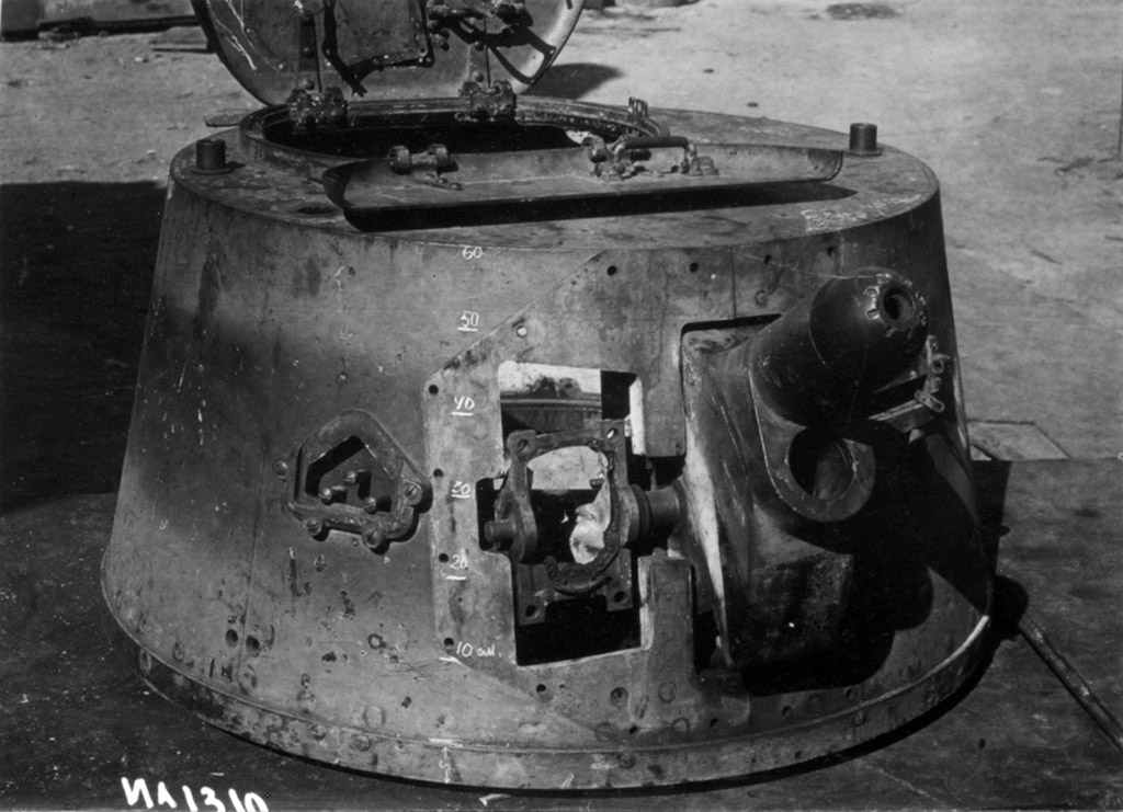 Башня польского Vickers Mk.E перед обстрелом. Английская броня оказалась хуже польской