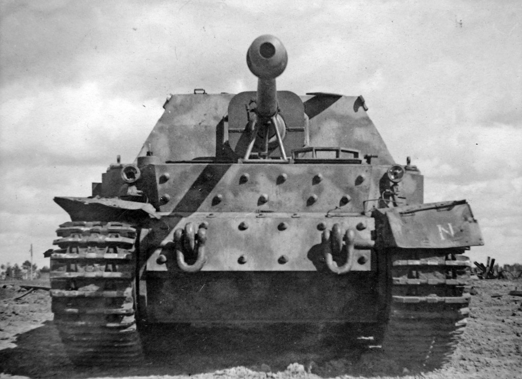 Буква N указывает на то, что это была машина из состава 654-го дивизиона тяжёлых истребителей танков, командиром которого был майор Карл-Ганс Ноак