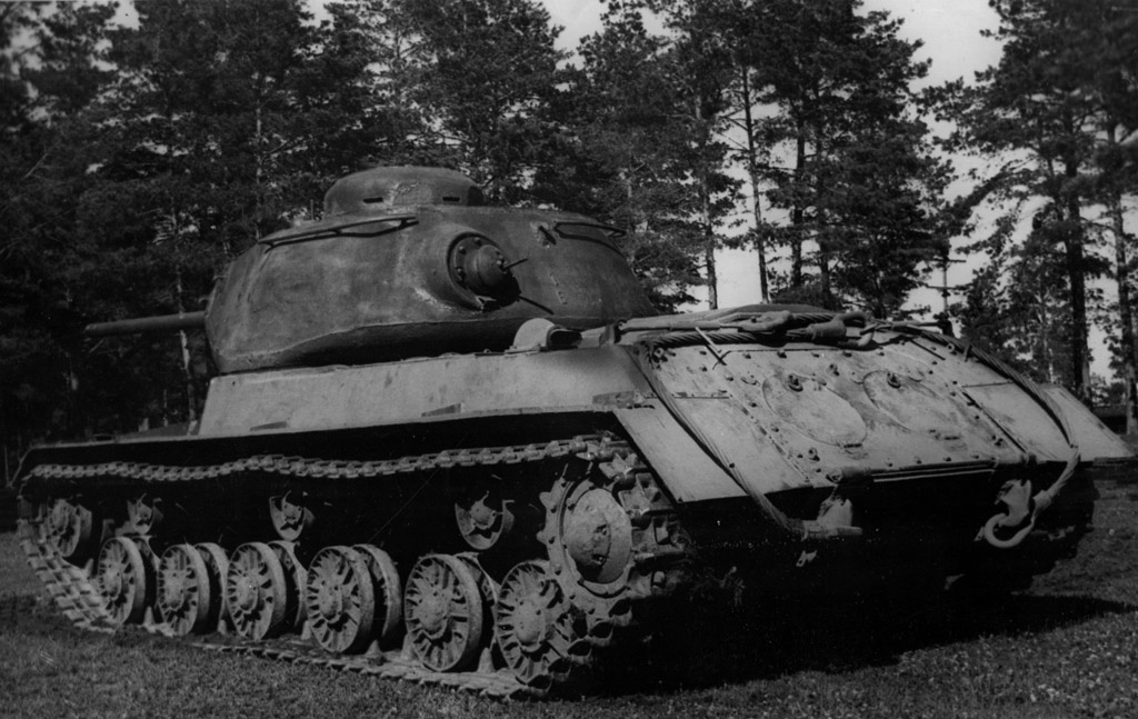 Характерной деталью опытных ИС были выхлопные патрубки с кожухами по типу Т-34. Также обращает на себя внимание конструкция задней плиты корпуса