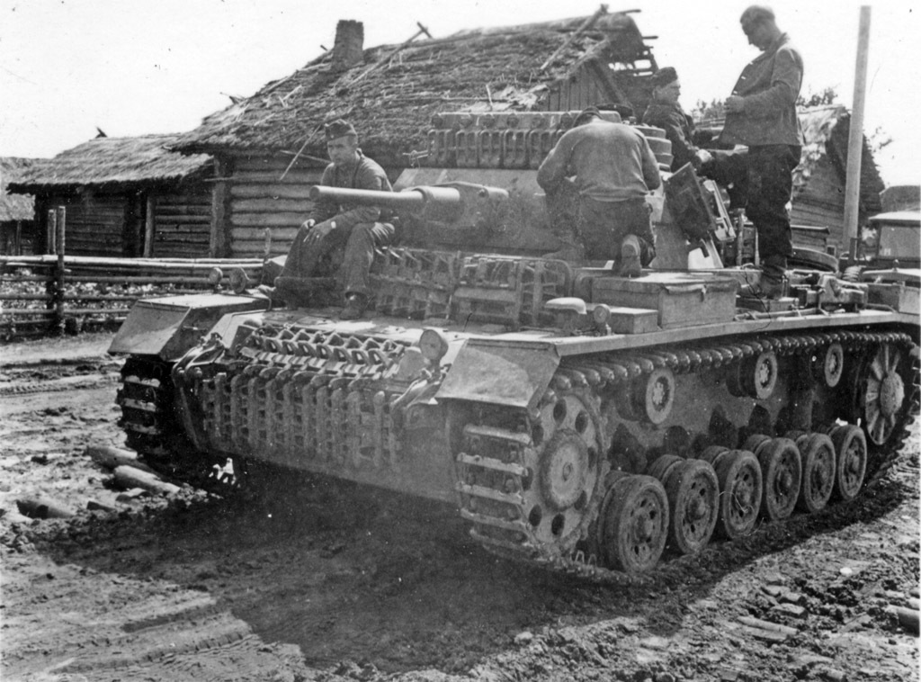 Один из Pz.Kpfw.III Ausf.G на Восточном фронте. Эта машина получила 50-мм пушку, но осталась без экранов. Вместо них экипаж установил запасные траки