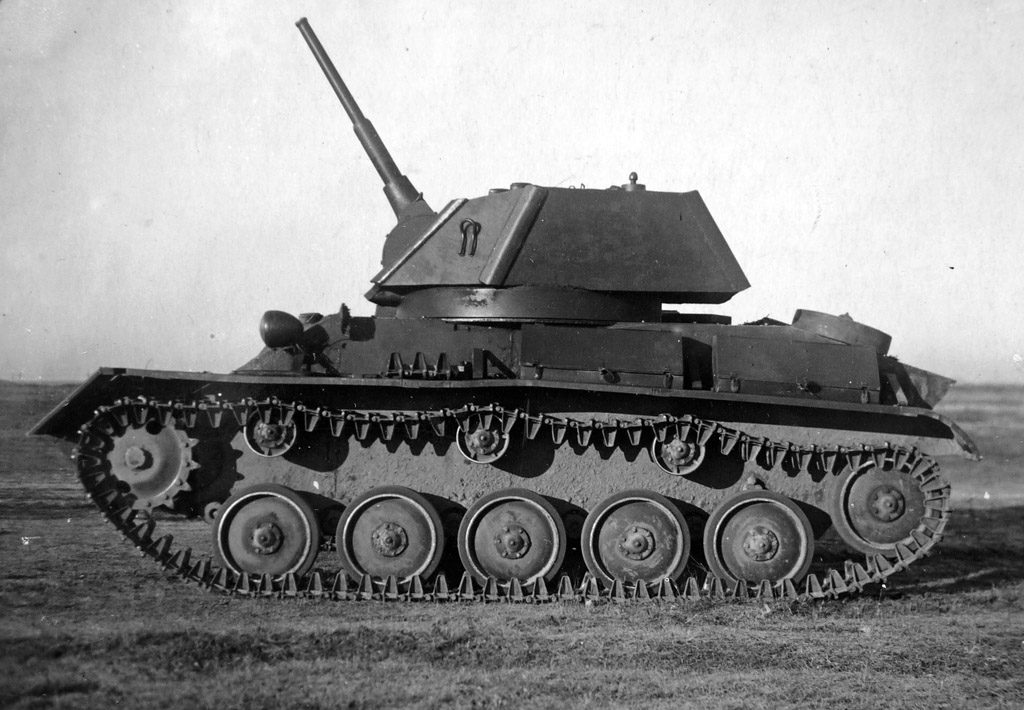 Опытный образец Т-80 на заводских испытаниях, ноябрь 1942 года. Орудие на максимальном угле возвышения