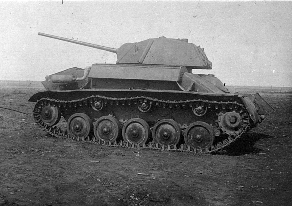 Эта же машина в апреле 1944 года. По ней можно понять, как выглядели серийные Т-80, выпущенные в Горьком