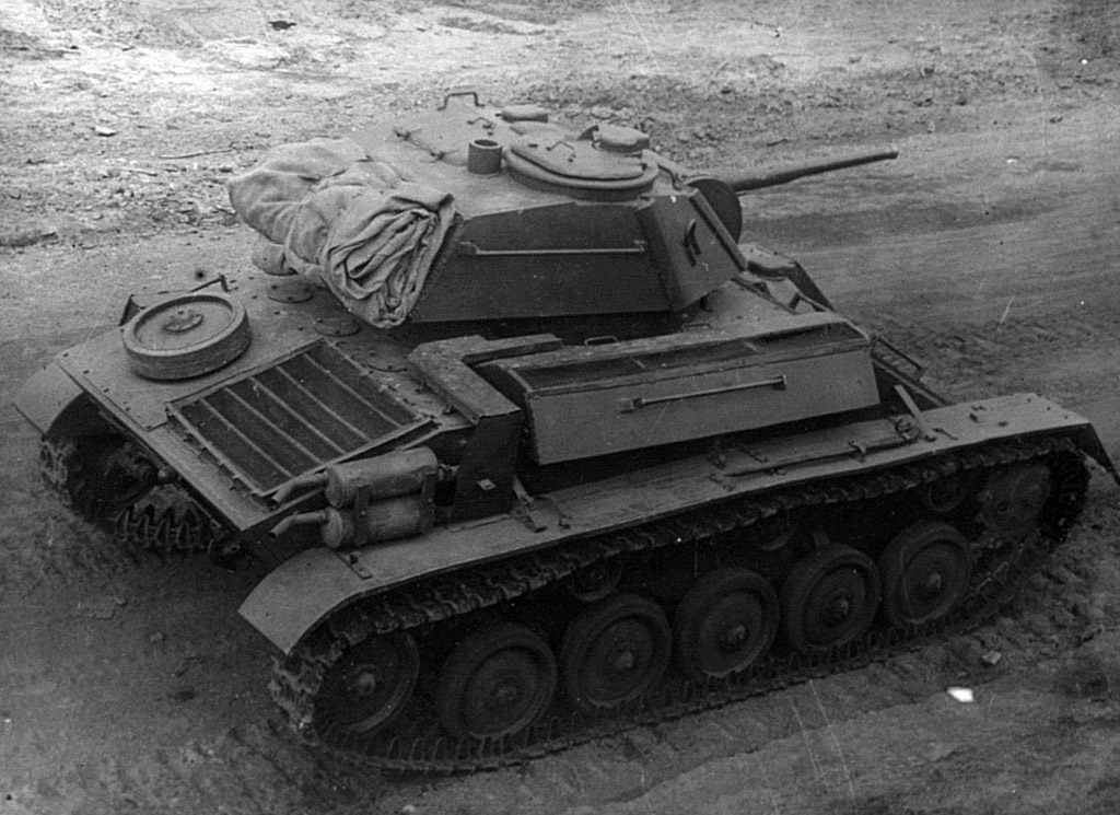 Как и Т-70Б позднего выпуска, Т-80 завода №40 имели ограждения выпускной системы