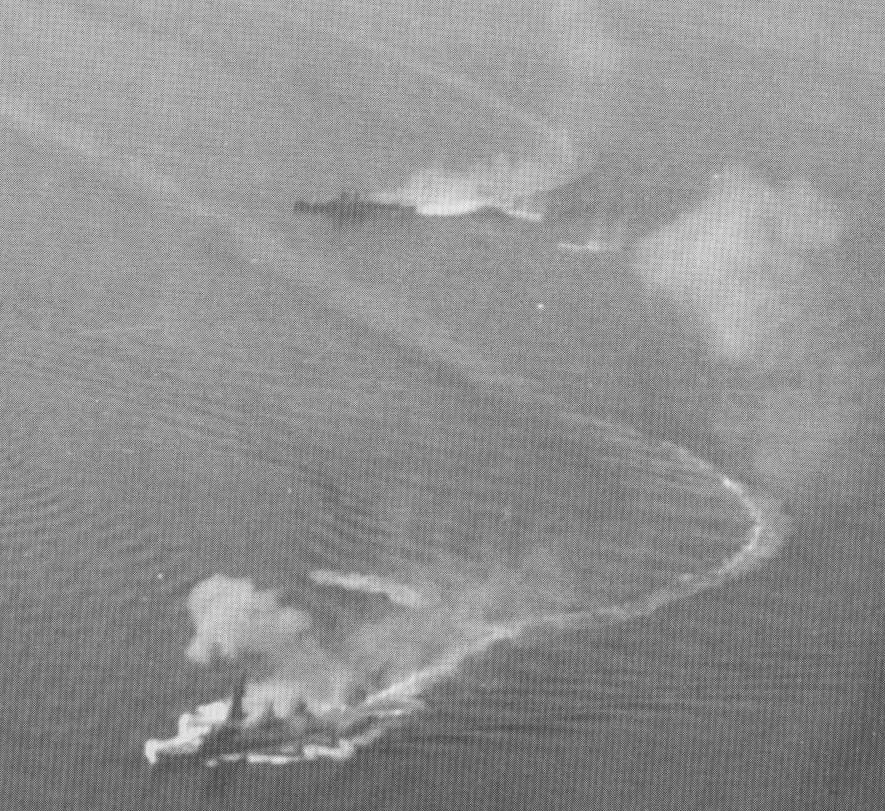 «Fuso» и «Mogami» (на заднем плане) под атакой американских самолетов, 24 октября 1944 года.