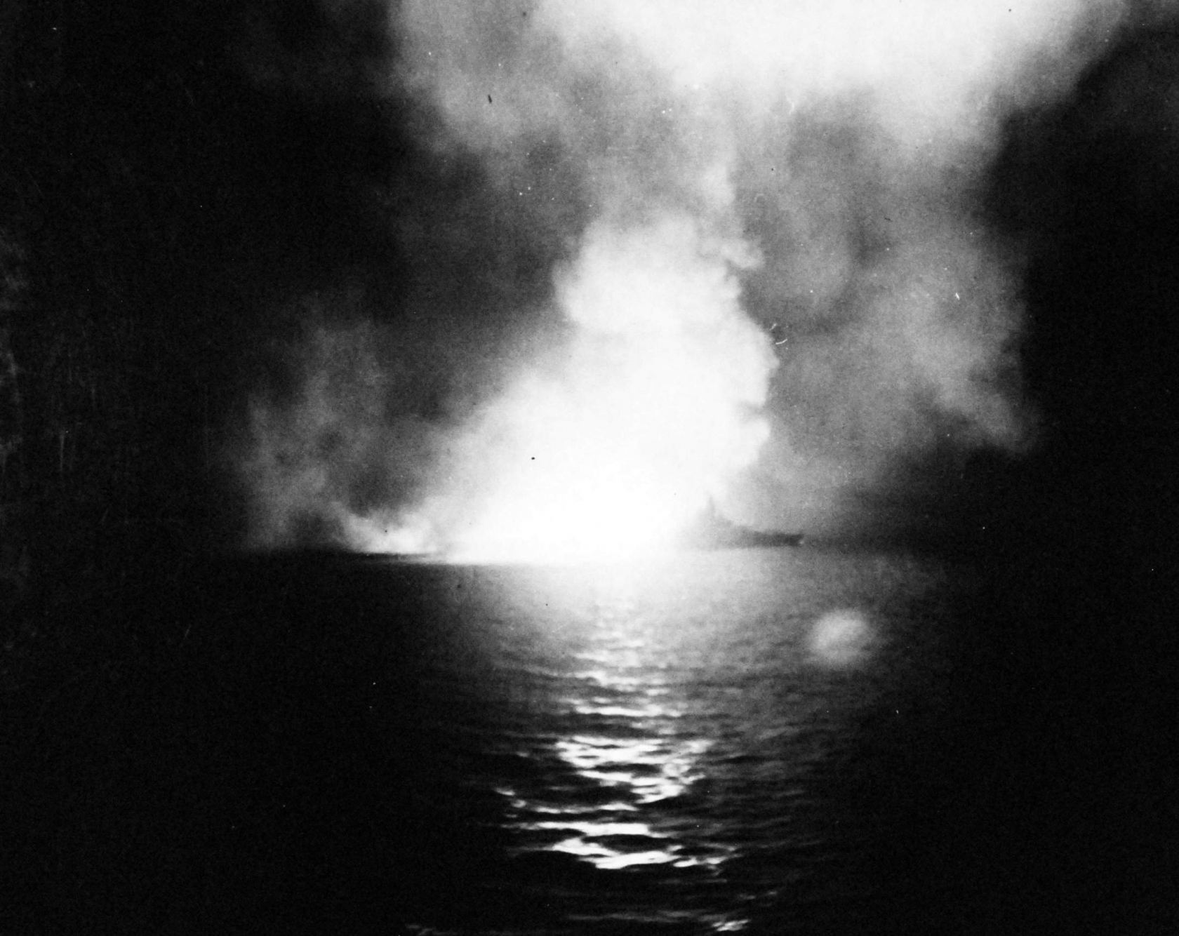 Линкор «West Virginia» ведёт огонь по «Yamashiro», снимок сделан с борта линкора «Pennsylvania».