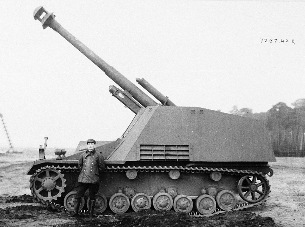 Опытный образец Geschützwagen für sFH 18/1, конец 1942 года. Машину легко определить по большому дульному тормозу