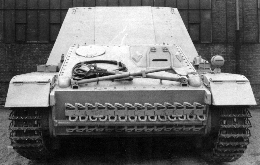 Изготовленный на той же базе подвозчик боеприпасов Geschützwagen III für Munition