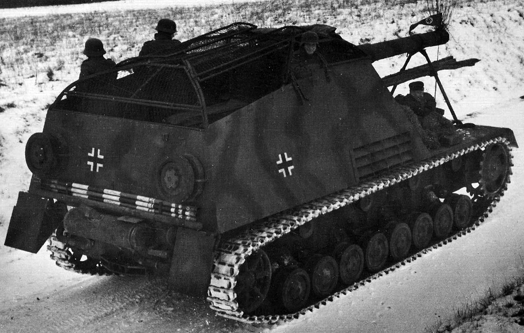 Наиболее серьёзно переделывали свои САУ в 9-й танковой дивизии СС «Хоэнштауфен». Обратите внимание на сетчатую защиту от закидывания гранат в боевое отделение
