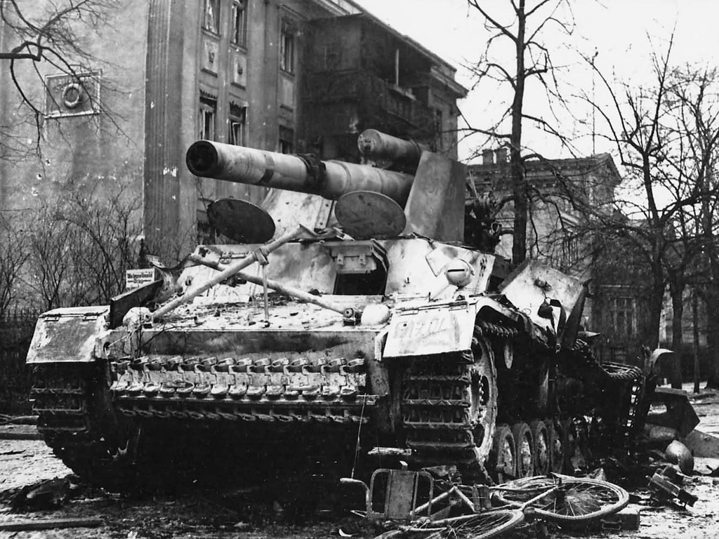 Машина, уничтоженная в уличном бою, Берлин, май 1945 года