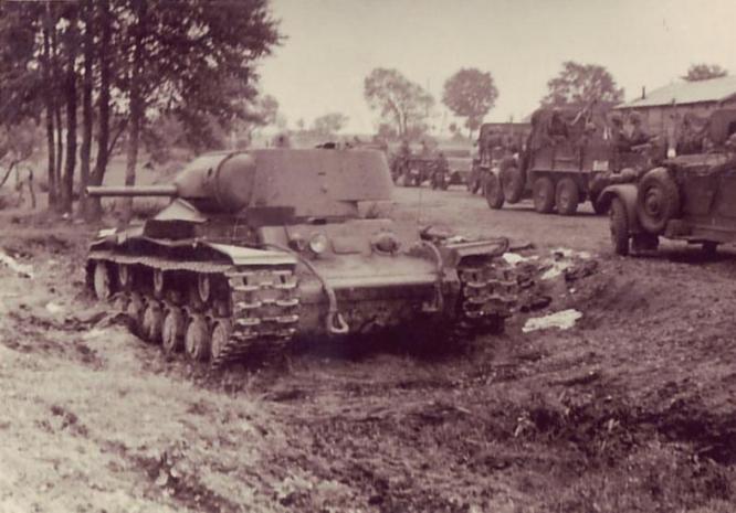 Этот снимок с другой серии (найден отдельно)  но вроде тот же танк,  не подорванный.