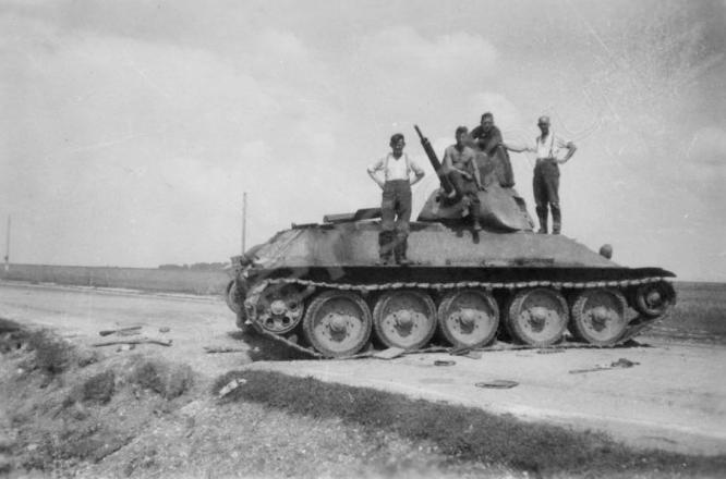Т-34 и немецкие солдаты