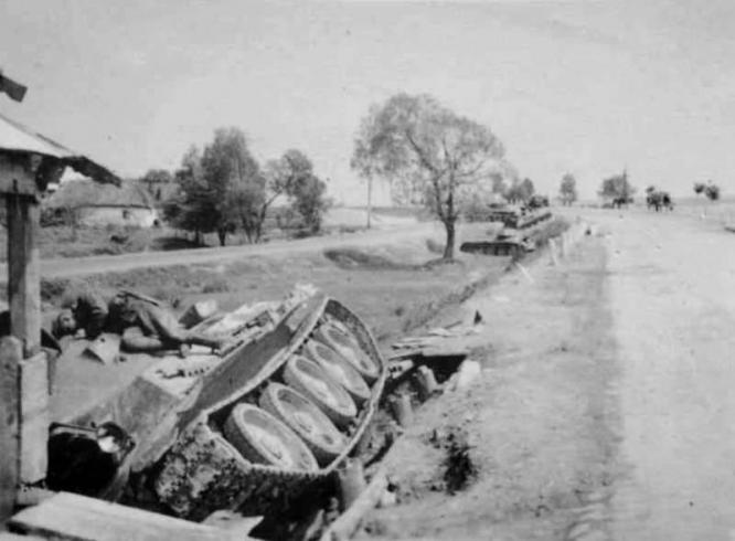 Окраина села Ситное с множеством подбитых советских танков