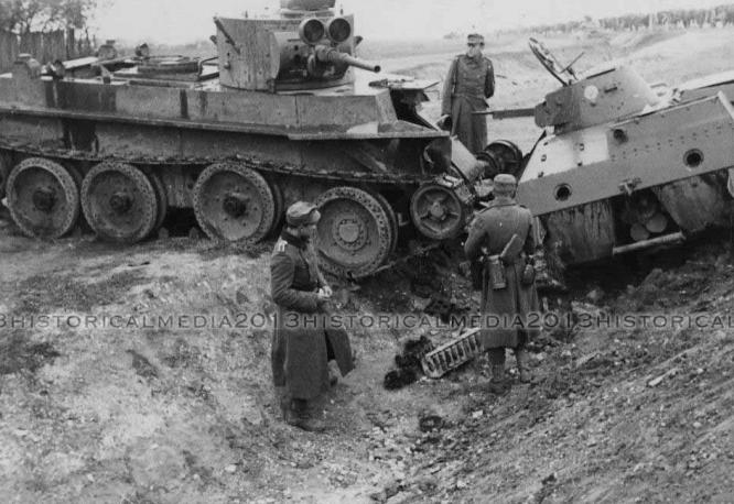 Подбитые Бт-5 и Т-40, ранее не раз попавшие на фото, осматривают солдаты немецкой трофейной службы