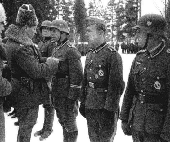 Von Pannwitz награждает казаков 2-го Сибирского казачьего полка