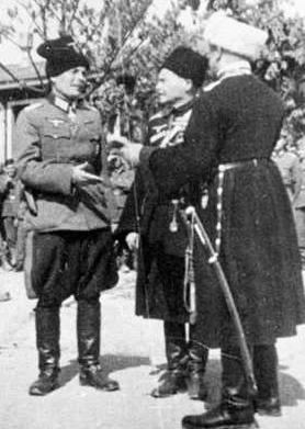 1-й казачий дивизион, слева-направо Кононов И.Н., Шкуро А.Г., фон Босс, 1943 г. У Шкуро нашивка - орёл вермахта со свастикой