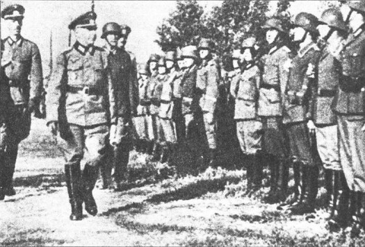 Генерал вермахта Штейфон обходит строй солдат Русского Корпуса, интегрированного в вермахт, 1943 год