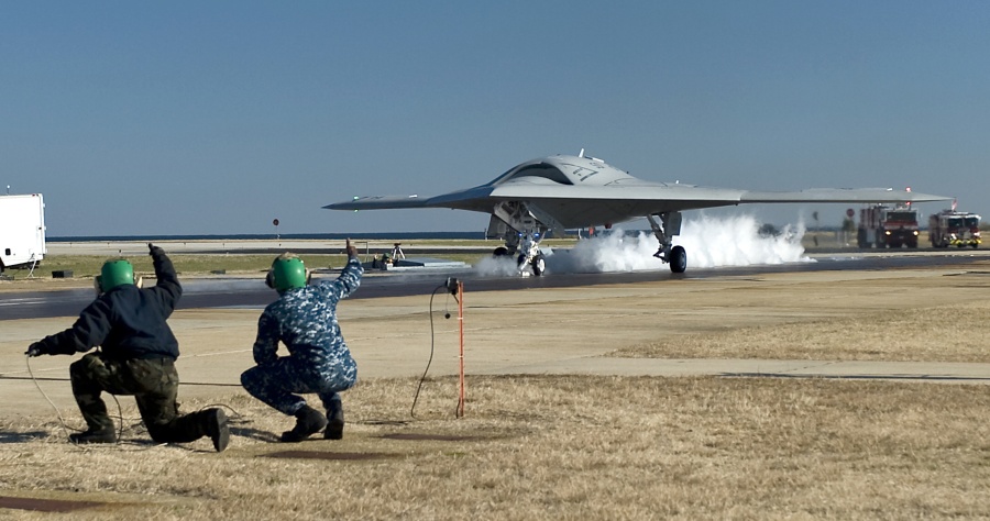 БЛА-демонстратор Х-47B выполнил первую посадку с использованием аэрофинишера