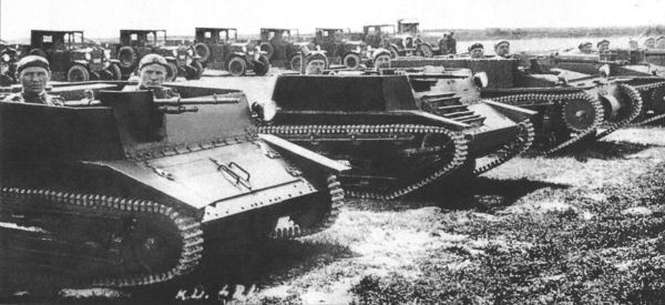 Прототипы ТК-2 (на переднем плане) и ТК-1. За ними видны оригинальные британские Карден-Ллойды Mk VI. Фотография, вероятно, относится к 1930 году. На заднем плане грузовики Ursus A и два Saurer