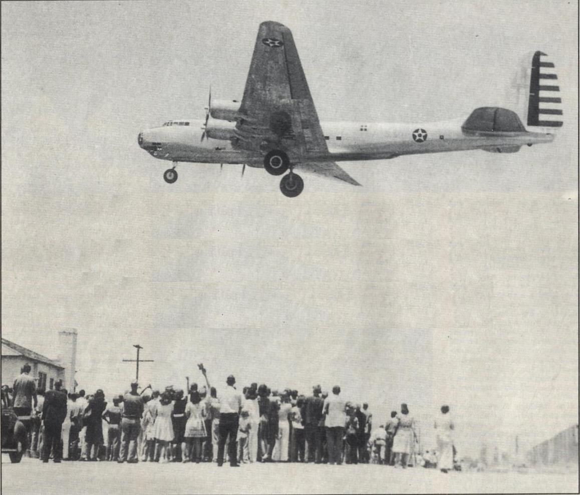 Первый полет XB-19 с размахом крыла в 212 фт, 27 июня 1941 года. 55 минутный полет был выполен под управлением майора Алмстеда (и еще с семью членами экипажа) над Кловер-Филд (Clover Field), Санта-Моника. На этой фотографии показан самолет сразу после выполнения первого взлета