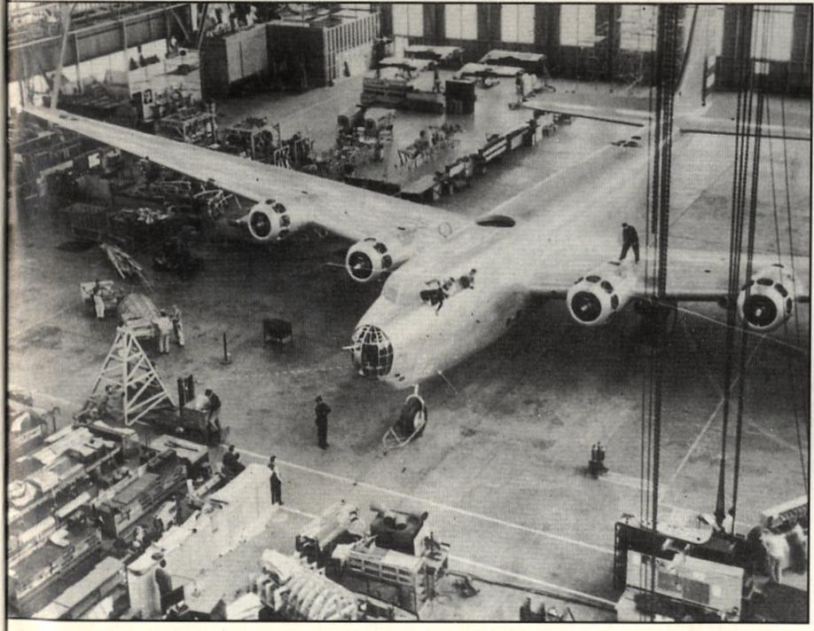 Сборка Douglas XB-19 близится к завершению в Кловер-Филде в начале 1941 года. Первый полет первоначально был запланирован на 17 мая, но был отложен рока не были решены проблемы с обратным запуском в двигателях, управлением шагом воздушного винта и торможением