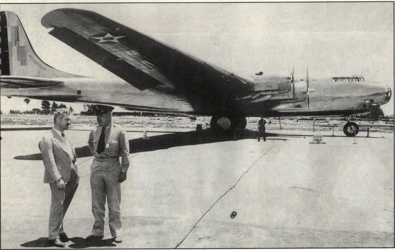 Подполковник Джеймс Тейлор и майор Стэнли Алмстэд болтают на Кловер-Филде перед тем, как последний выполнит первый полет на XB-19