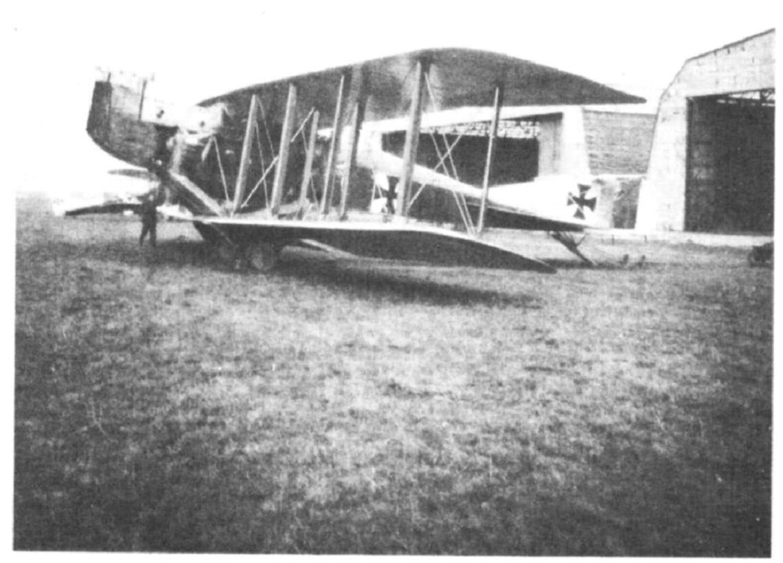 Тяжелый самолёт 1916-го года с двумя двигателями общей мощностью 600 л.с. Австро-Венгрия