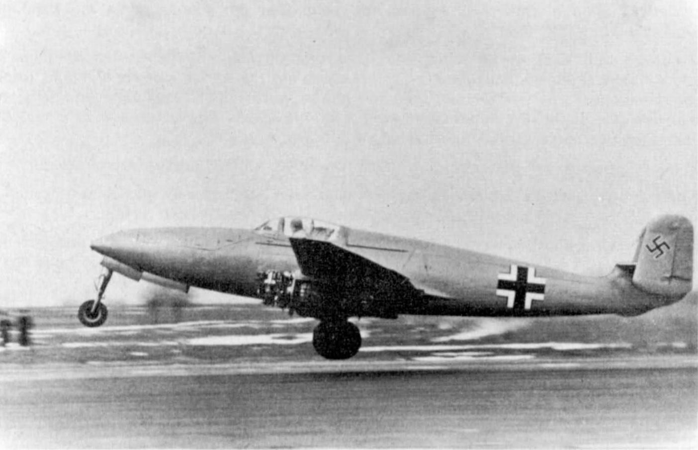Рис. 1 первый полёт He 280V1 c реактивными двигателяим Heinkel HeS 8A, 2 апреля 1941 года. Силовая установка в целях лучшего охлаждения еще не получила капотов