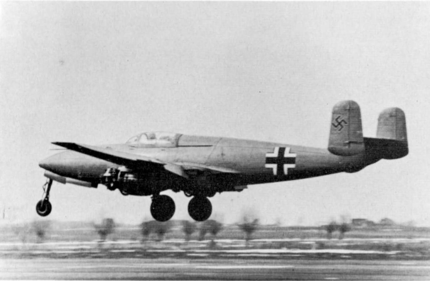 Рис. 2 посадка после первого полёта с двигателями HeS 8A