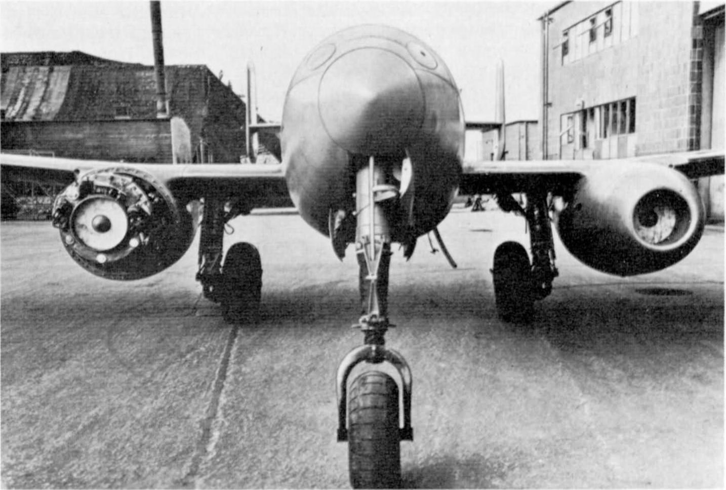 Рис. 8 вид спереди He 280V3. Капот правого двигателя снят