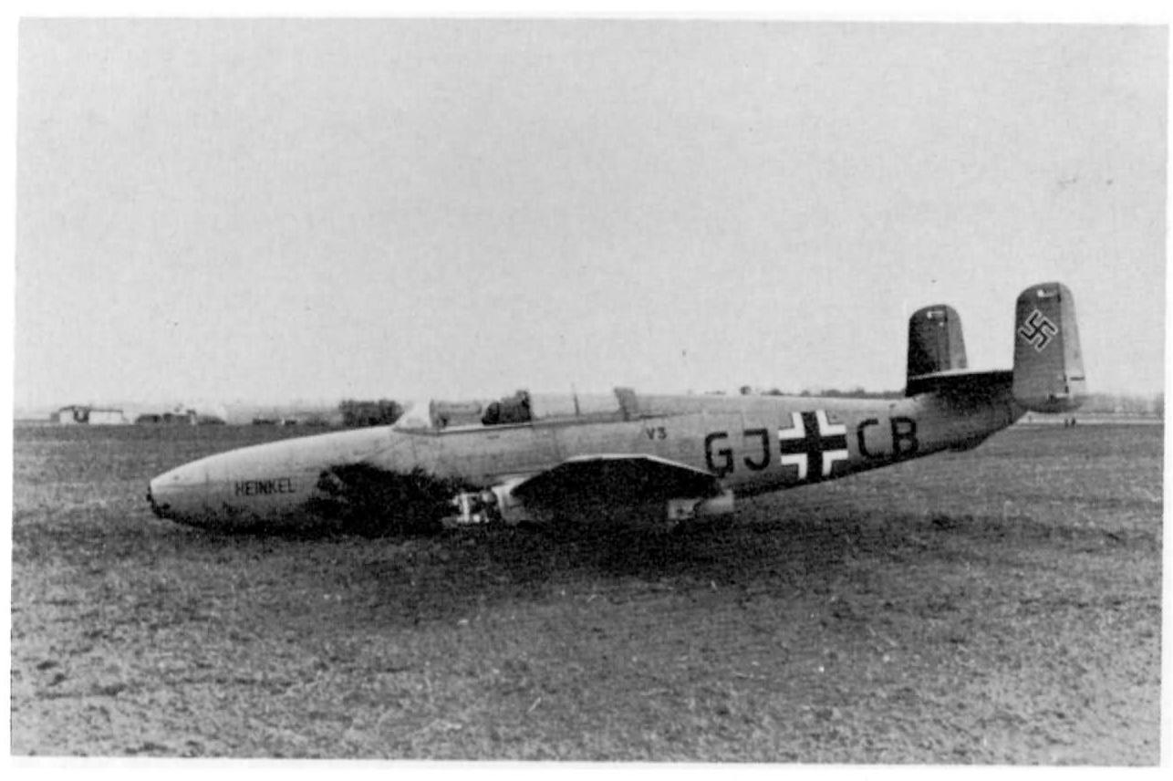 Рис. 11 He 280V3 с бортовыми опознавательными знаками GJ + CB  после совершения аварийной посадки в Лихтенхагене