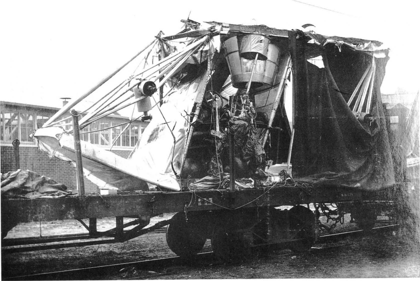 Показано разрушение SSW R.I из-за отсутствия зазора во время переводки по железной дороге. Среди обломков можно увидеть верхнюю пулеметную турель