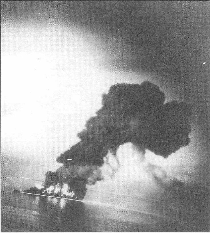 На дно уходит горящий "Карафуто-Мару", снимок фоторазведчика А-20