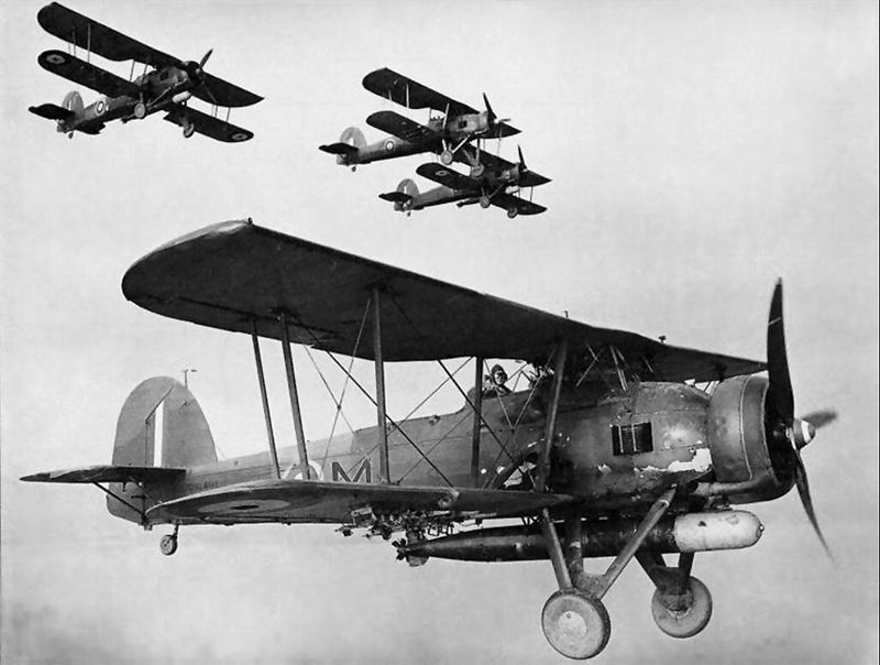 Некоторые из потенциальных противников советской палубной авиации середины-конца 30-х годов (сверху вниз: Fairey Swordfish, Gloster Sea Gladiator, Yokosuka B4Y и Grumman F3F)