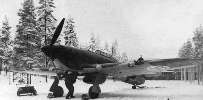 Hawker "Hurricane" с номером НС-465 - этот истребитель был собран из фюзеляжа из фюзеляжа Z2585, крыла Z3577 и оснащен винтом De Havilland от финского Mk.I, конец 1942 г.