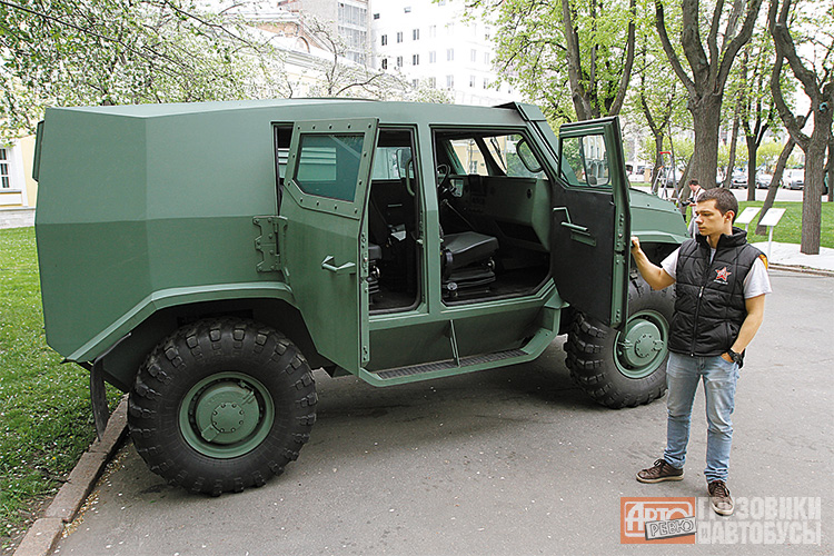 Выставка прикладного искусства. Опытные российские броневики "Колун" и "Торос".