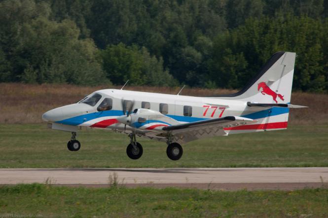 Легкий двухмоторный самолет "Рысачок".