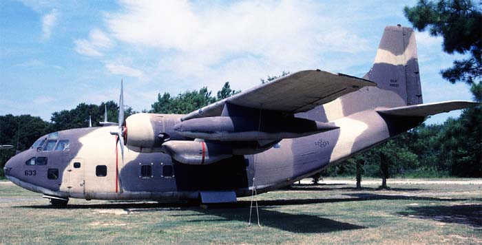 Военно-транспортный самолет C-123. США