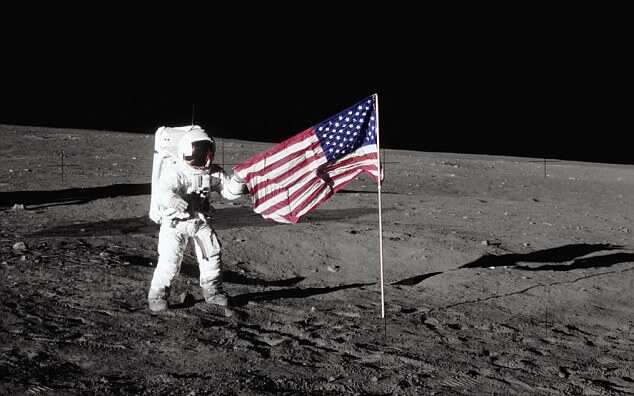 с поверхности Луны исчез американский флаг