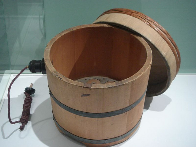 Первая продукция будущей компании Sony — рисоварки, 1945 Electric Rice Cooker - The First Sony Product  Действительно, все думали о еде, и поэтому группа наконец решила заняться  производством простых рисоварок. Впрочем, она так и не довела это дело до конца, хотя  было создано много опытных образцов. Это был простой деревянный чан, на дне которого  уложили спиральные электроды. Мокрый рис, обладая электропроводимостью, замыкал  электрическую цепь. Возникавший ток нагревал рис. Идея состояла в том, что когда рис  был готов и начинал сохнуть, он переставал пропускать ток, электрическая цепь  автоматически размыкалась и счастливый обладатель рисоварки мог садиться за стол. Но  стойких результатов получить не удалось. Ибука и его сотрудники пробовали это варево,  но рис был то переварен, то недоварен. Они бросили эту затею