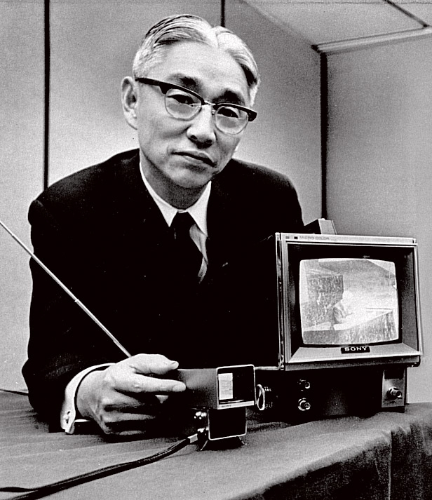 Akio Morita. Акио Морита. Основатель Sony Акио Морита на презентации портативного цветного телевизора компании в Нью-Йорке летом 1967 года